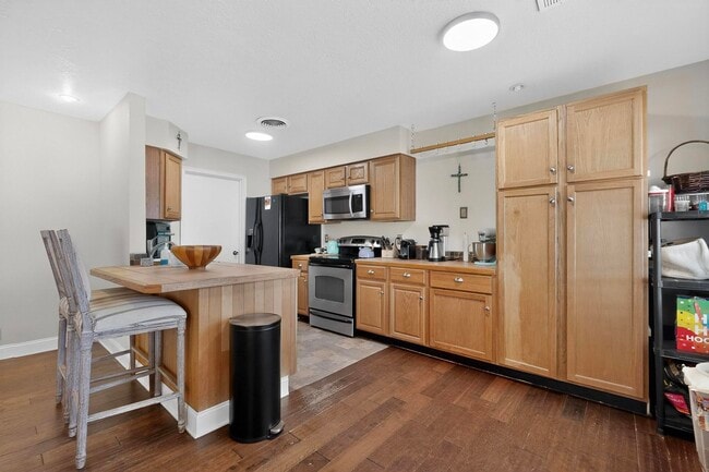 Building Photo - 6500 Martin Ct NE