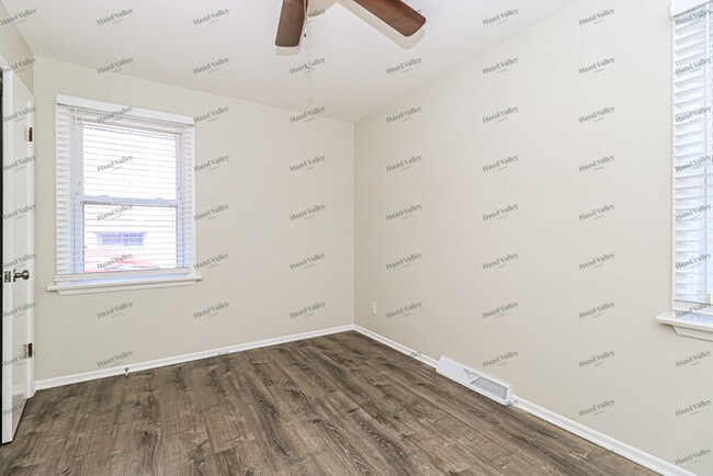 Building Photo - 1136 Maple Ave