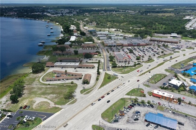 Building Photo - 1001 Lakeview Dr