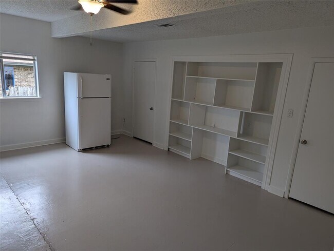 Building Photo - 907 S Riviera Cir
