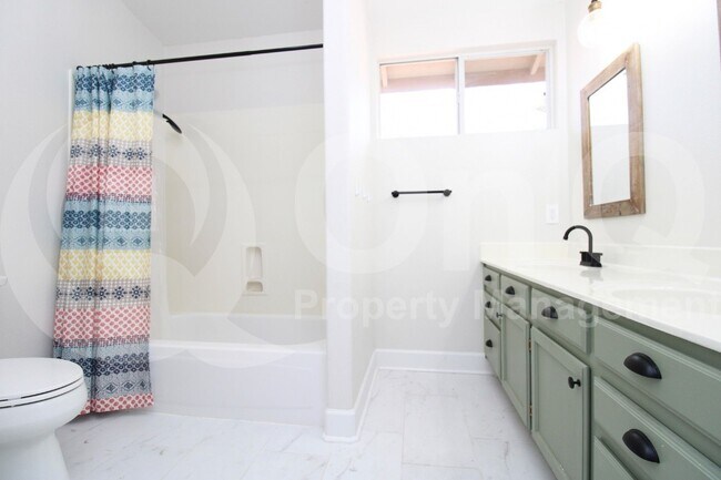 Building Photo - 1210 E Whitefish Bay Ct