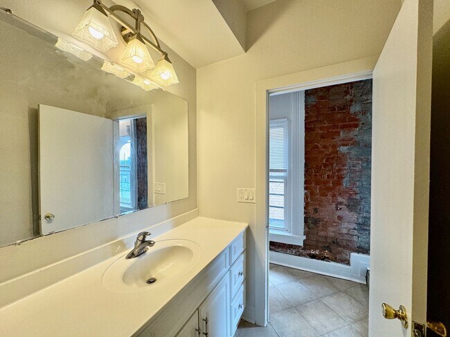 Building Photo - 2233 Victor St