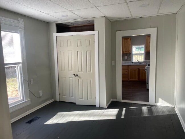 Building Photo - 626 Holly St