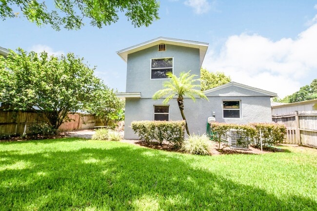 Building Photo - Charming 4/2 Colonial Town North Home with...