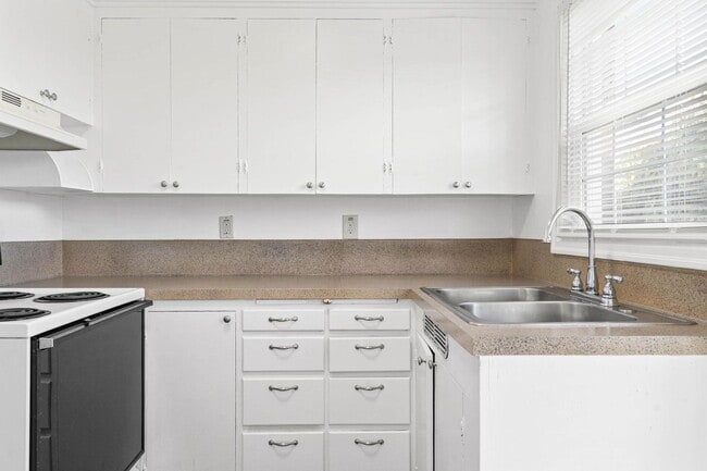 Building Photo - Beautifully maintained 1-bdrm/1-bath unit in 4-plex. Fireplace, off-street parking, laundry, grea...