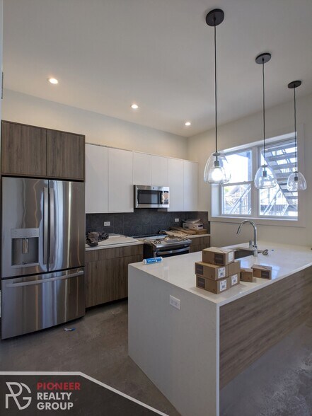 Building Photo - 2121 W Belmont Ave