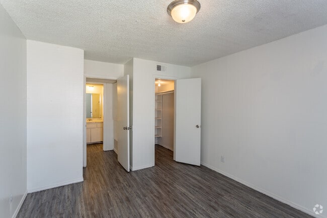 2BR, 2BA - 947 SF - Midwest Pointe