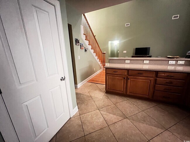 Building Photo - 584 Summerhill Dr