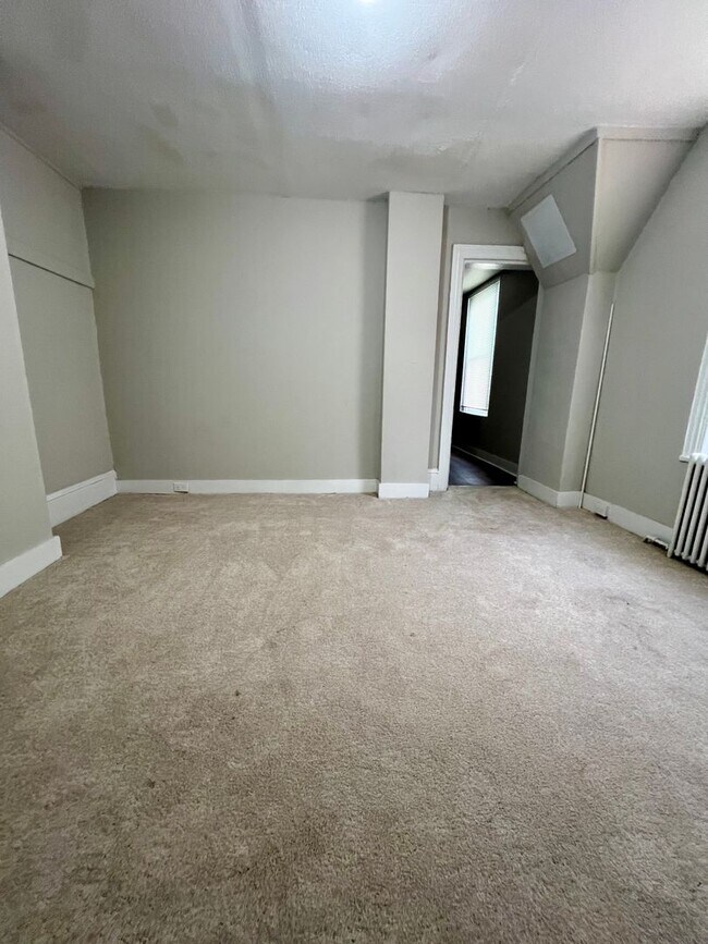 Building Photo - 3-Bedroom + Bonus Room | 1-Bath End-of-Row Townhome in Norristown – Available Now!