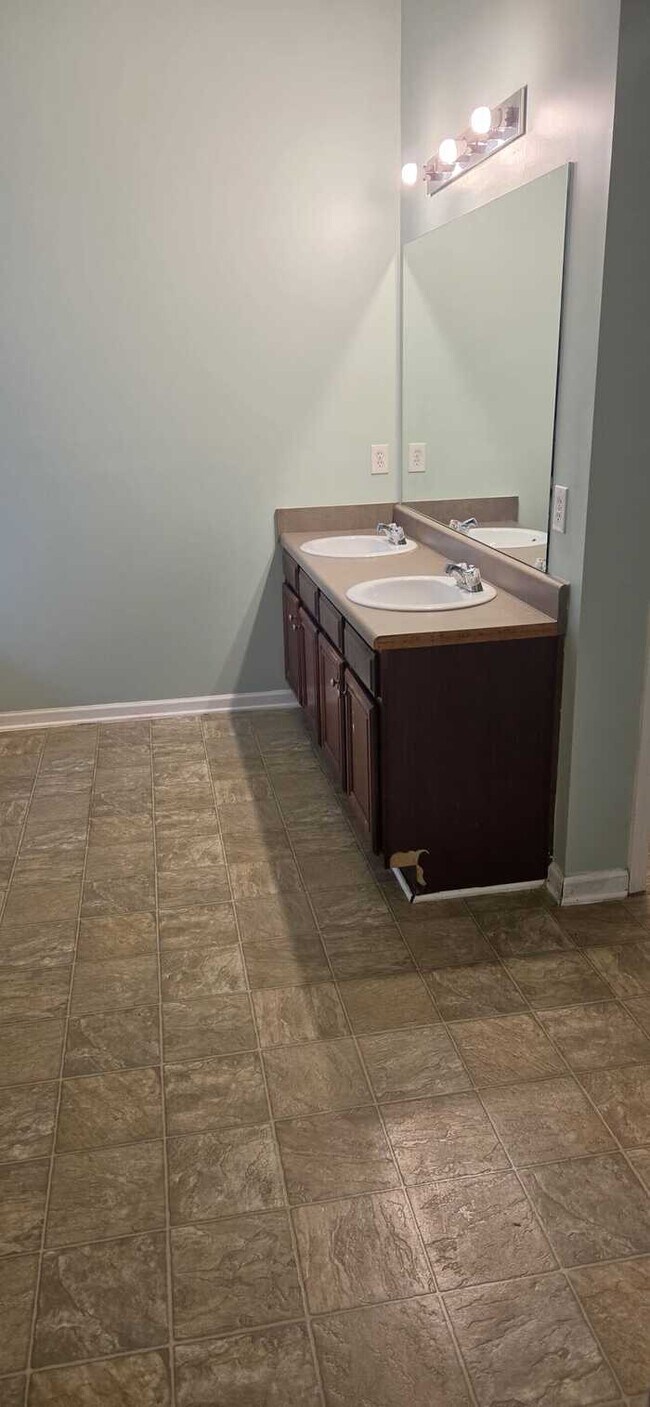 Building Photo - 5 Bedrooms 3baths Home For Rent