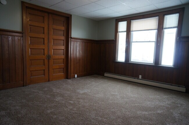 Building Photo - 326 N 10th Ave E