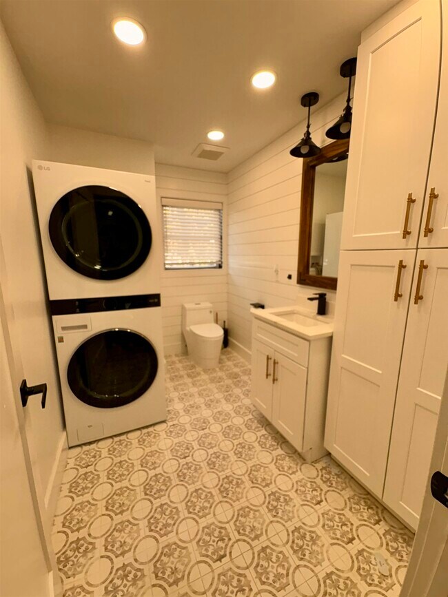 Building Photo - 17 Zabriskie St