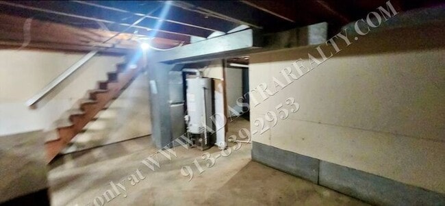 Building Photo - Cozy 2 Bed 1 Bath Duplex in KCK-Available NOW!!