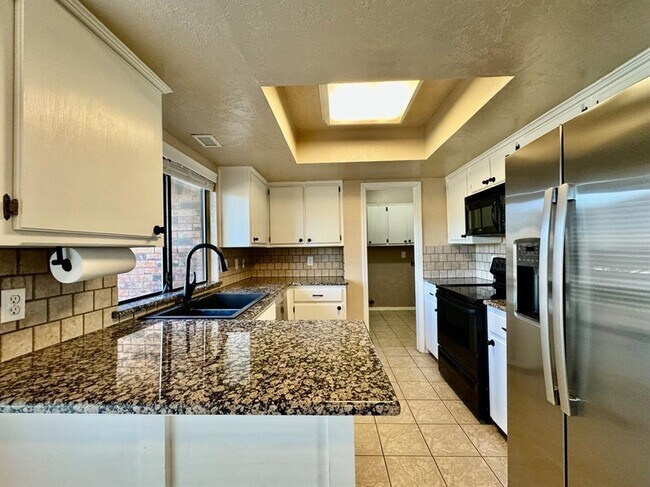 Building Photo - 2200 W Rockypoint Dr