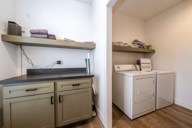 Building Photo - 523 W Vance Dr