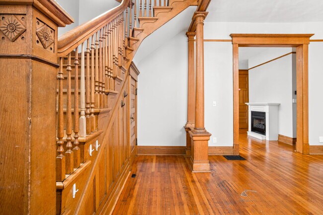 Building Photo - 319 E 13th St