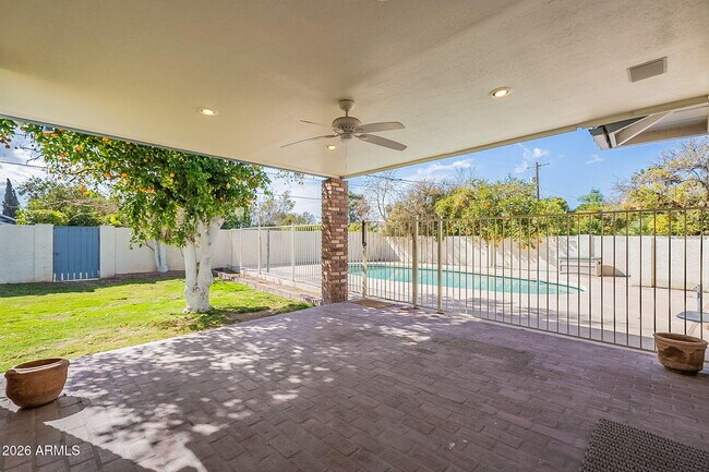 Building Photo - 5715 E Calle Del Paisano