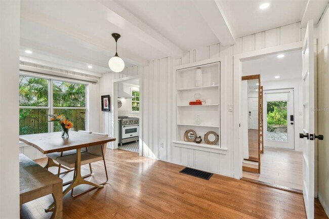 Building Photo - 145 24th Ave SE