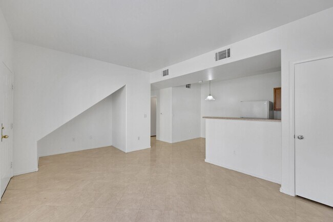 Building Photo - 2 bedroom Townhouse