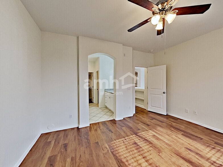 Building Photo - 9427 W Potter Dr
