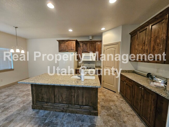 Building Photo - Orem Townhome Central to City Center