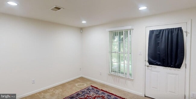 Building Photo - 60 River Ln
