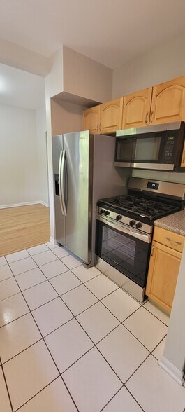 Building Photo - 4957 N Wolcott Ave