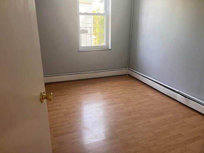 Building Photo - 668-670 Kennedy Boulevard Unit 8
