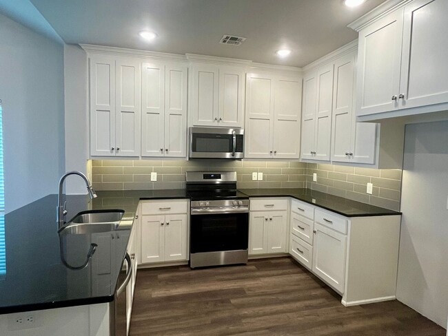 Building Photo - Beautiful 2 Bed 2 Bath! $500 Off First Ful...