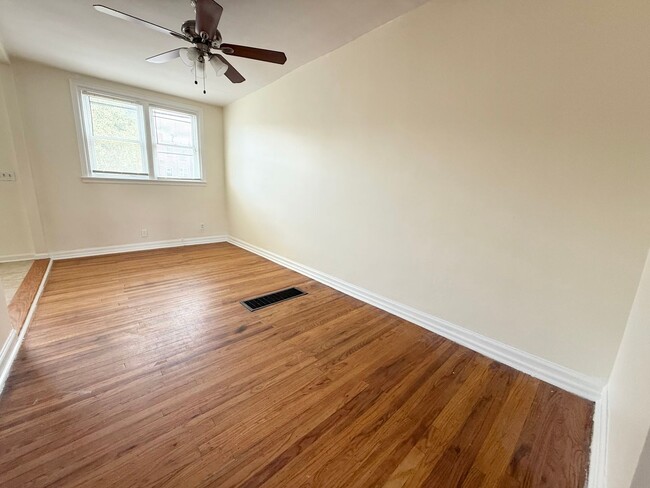 Building Photo - Gorgeous 3-Bed Townhome in Lawncrest! Available NOW!