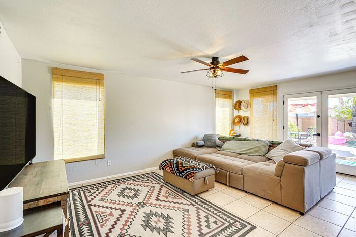 Building Photo - 915 E Montoya Ln
