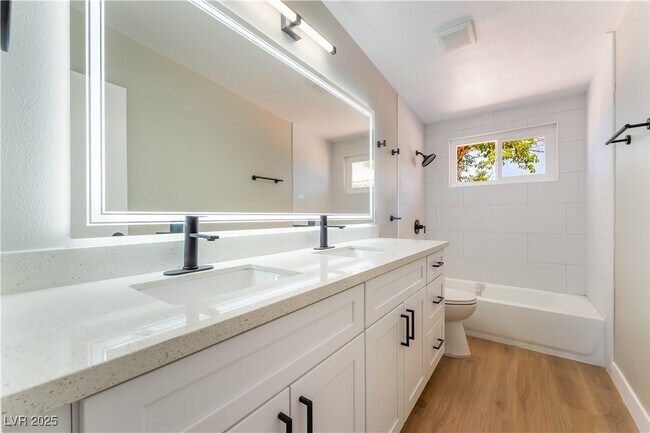 Building Photo - 2749 Del Mar Pl