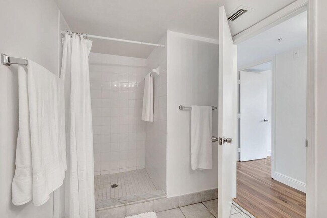 Building Photo - 1400 Crestwood Ct S