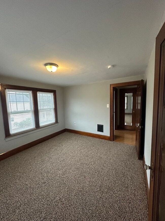 Building Photo - 848 E University St