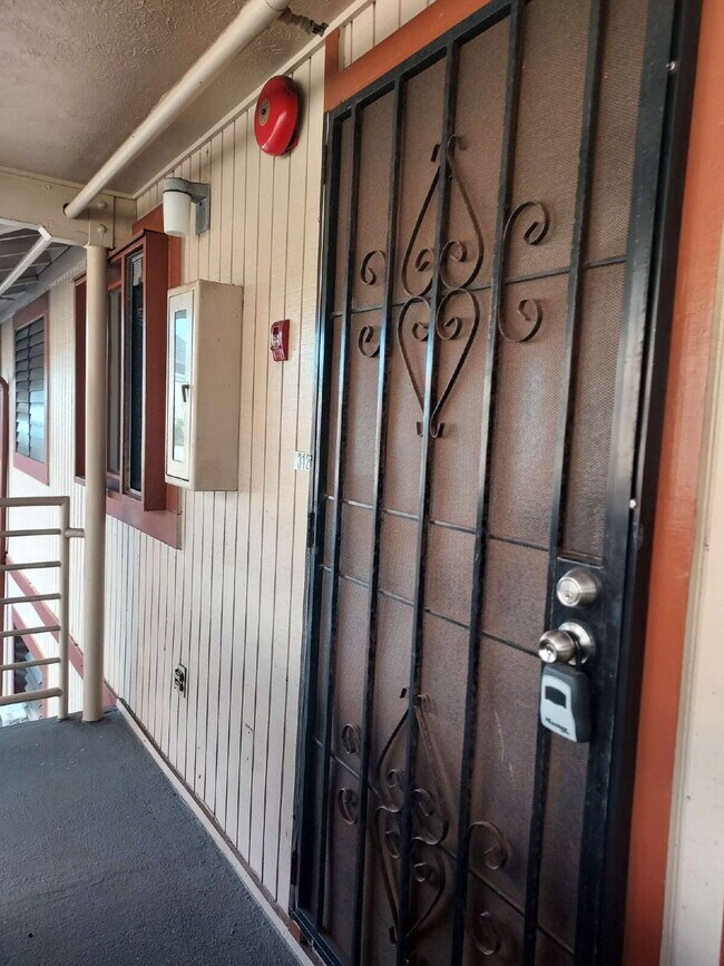 Building Photo - Renovated 2br/1ba/2pkg 3rd Fl Townhome