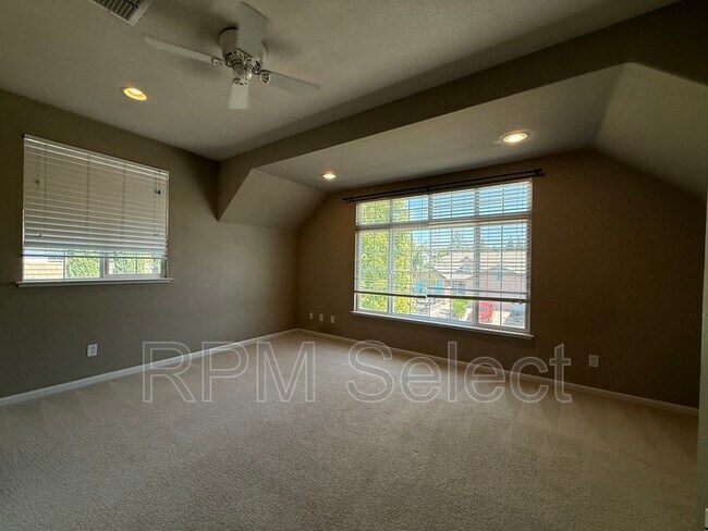 Building Photo - 637 Lavastone Dr