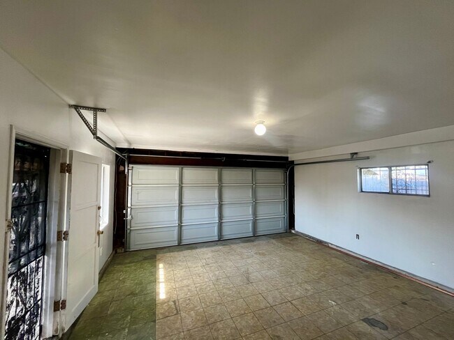 Building Photo - 719-21