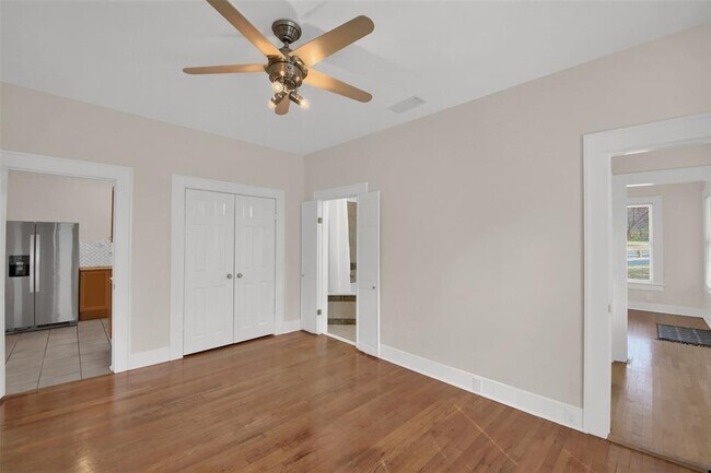 Building Photo - 809 E Riverside Dr