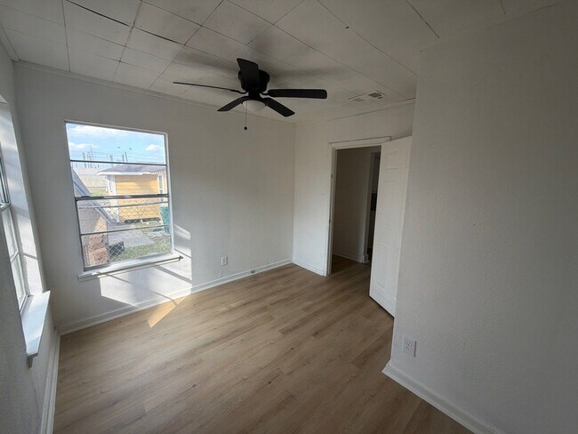 Building Photo - 121 N Spooner St