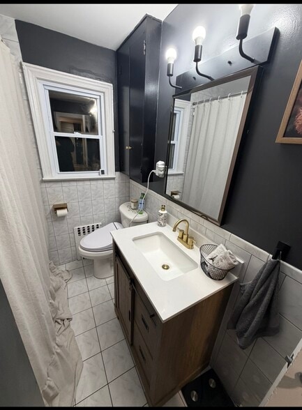 BATHROOM - 77 Bennett Ave