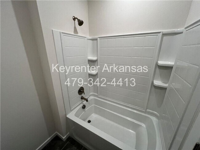 Building Photo - Amazing 3 Bedroom - 3.5 Bathroom in Fayetteville!