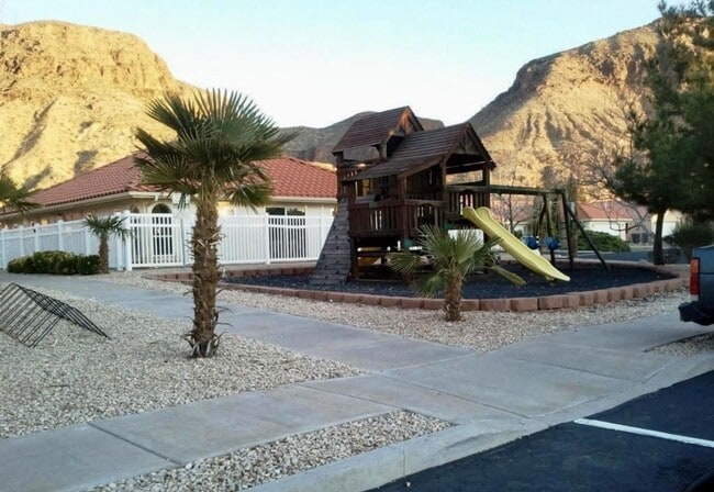 Building Photo - 4 BR HOME in Hurricane