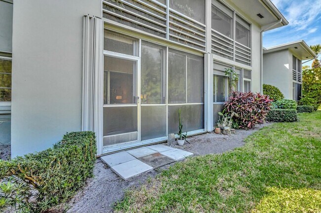 Building Photo - 2320 SW 22nd Ave