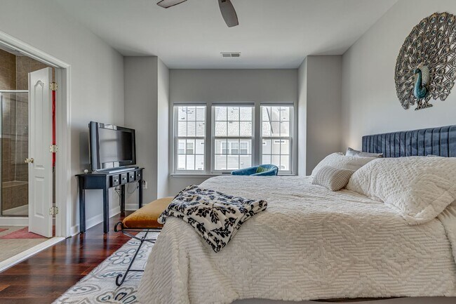 Building Photo - Belmont Bay Beauty! Three level two car ga...