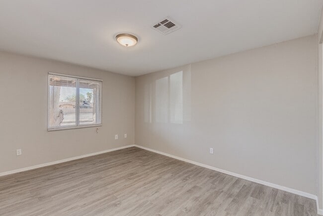 Building Photo - Spacious 4 Bed / 2 Bath Home in Phoenix – Move-In Ready!