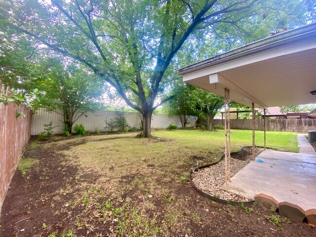 Building Photo - 815 S Roy Reynolds Dr