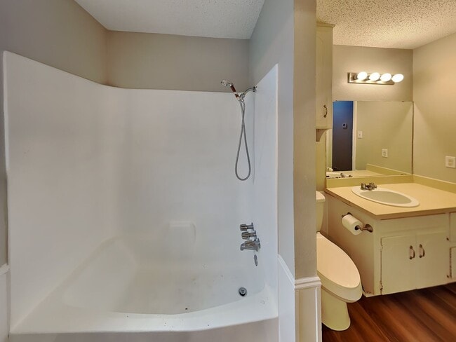 Building Photo - DARLING DUPLEX READY NOW!