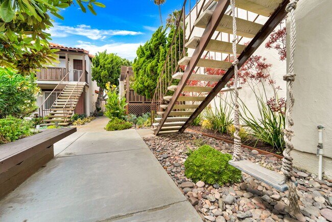 Beautiful landscaped courtyard - 709 Agate St