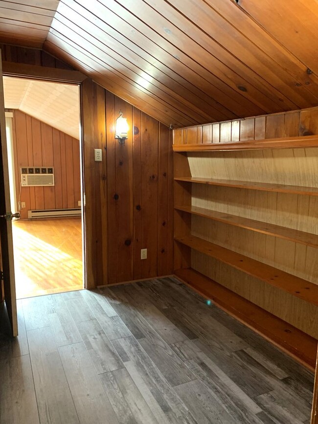 Building Photo - Charming single-family home just a short w...