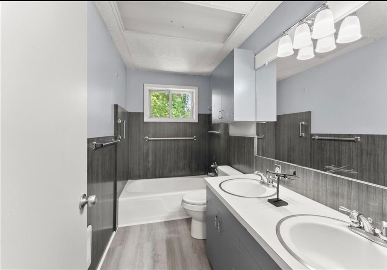 Building Photo - 1112 Riverside Ter